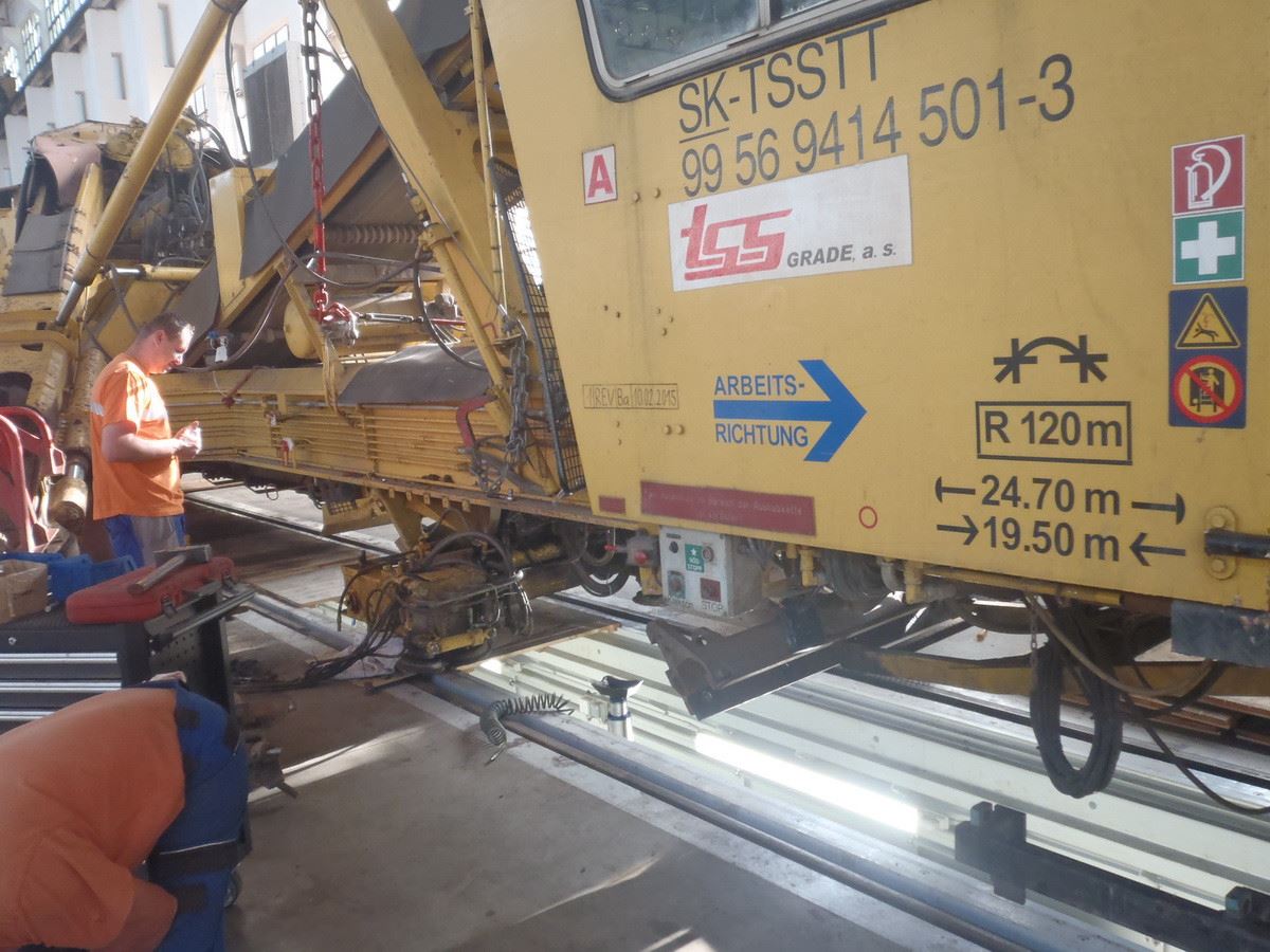 INGTOP METAL, s.r.o. dodal pro Traťovou strojní stanici Olomouc kolejovou montážní jámu JSR90